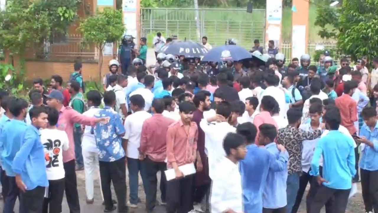 শিক্ষামন্ত্রীর পদত্যাগ দাবিতে বরিশালে বিক্ষোভ