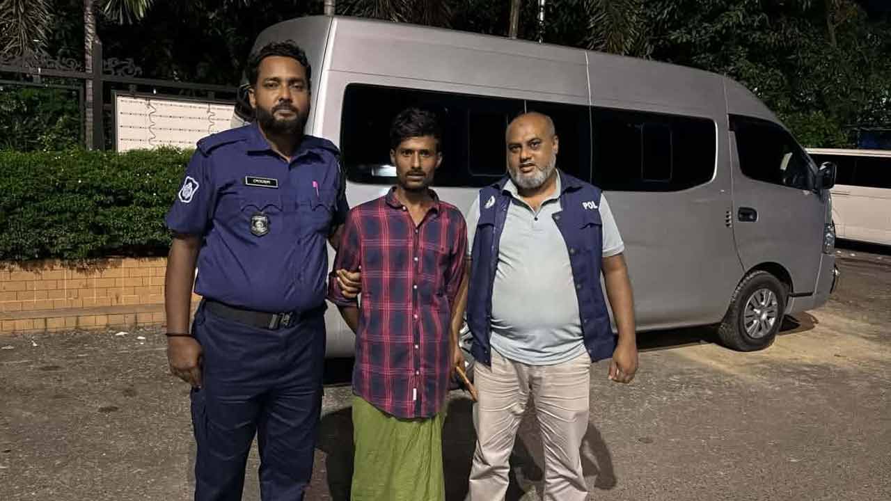 আগৈলঝাড়া থানায় হামলার মামলায় আরও ২ আসামি গ্রেপ্তার