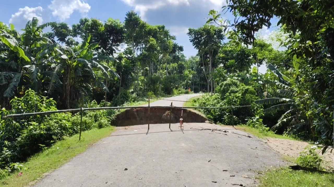 মাগুরায় কালভার্ট ধসে যোগাযোগ বিচ্ছিন্ন, দুর্ভোগে হাজারো মানুষ
