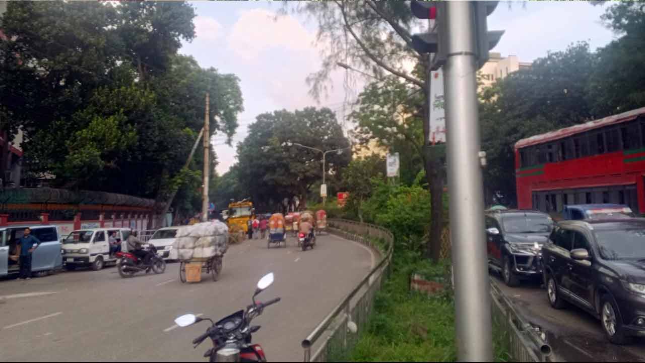শিক্ষা ভবনের সামনে থেকে সরে গেলেন শিক্ষার্থীরা, যান চলাচল স্বাভাবিক