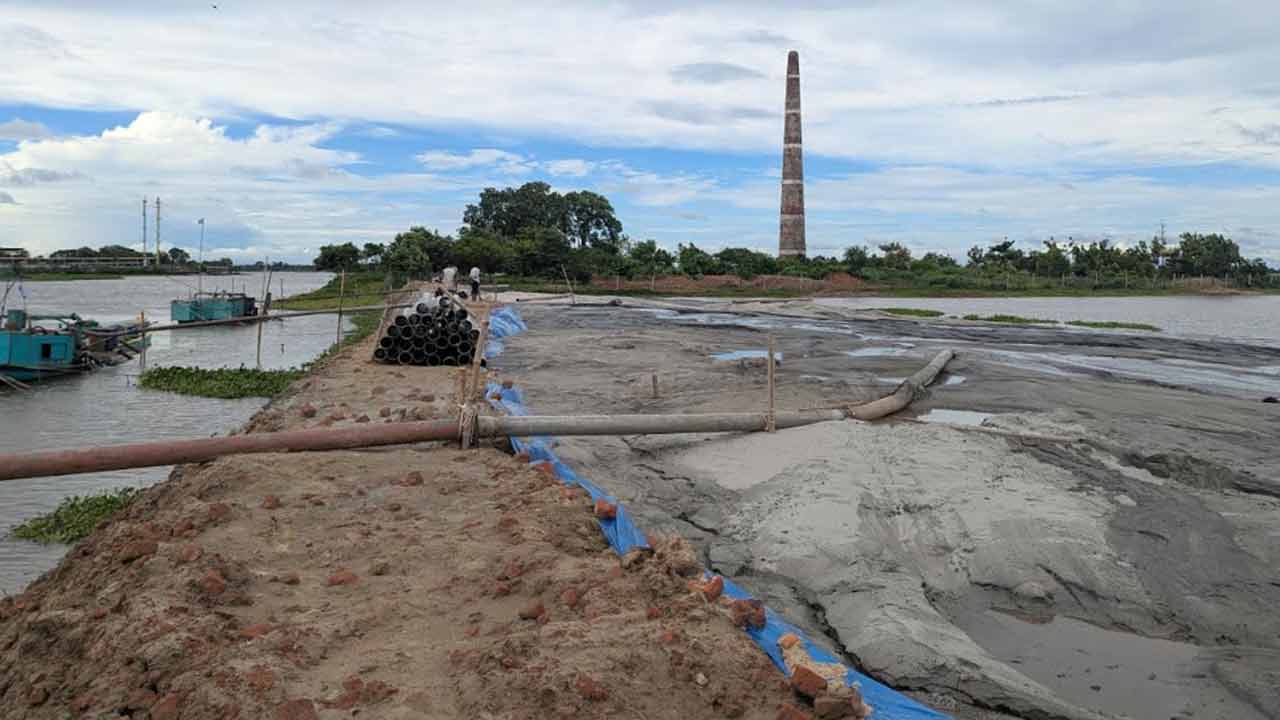 নদীতীর ভরাটের দায়ে এনসিপি নেতাকে ২ লাখ টাকা জরিমানা