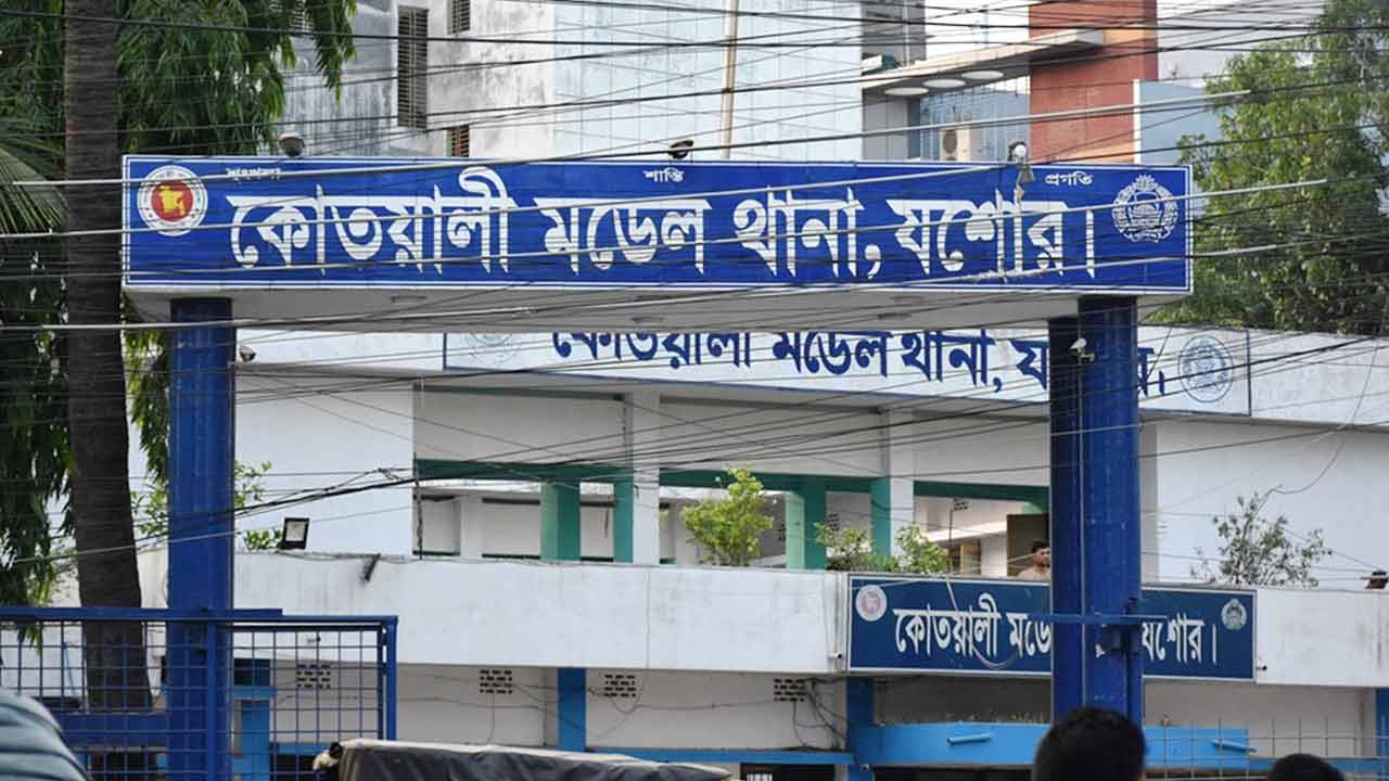 আগৈলঝাড়া থানা ভাঙচুর মামলার এজাহারভুক্ত আসামি যশোরে গ্রেপ্তার