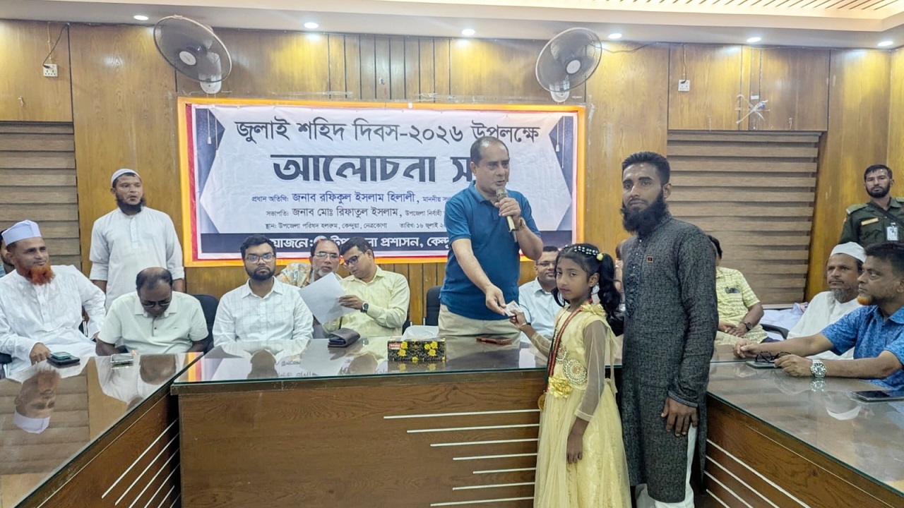 &lsquo;দেশসেরা&rsquo; সাদিয়াকে পুরস্কৃত করলেন এমপি রফিক হিলালী