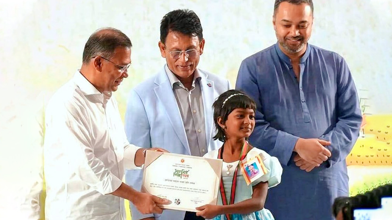 &lsquo;দেশসেরা&rsquo; মাগুরার হুমাইরাকে স্বর্ণপদক পরিয়ে দিলেন প্রধানমন্ত্রী