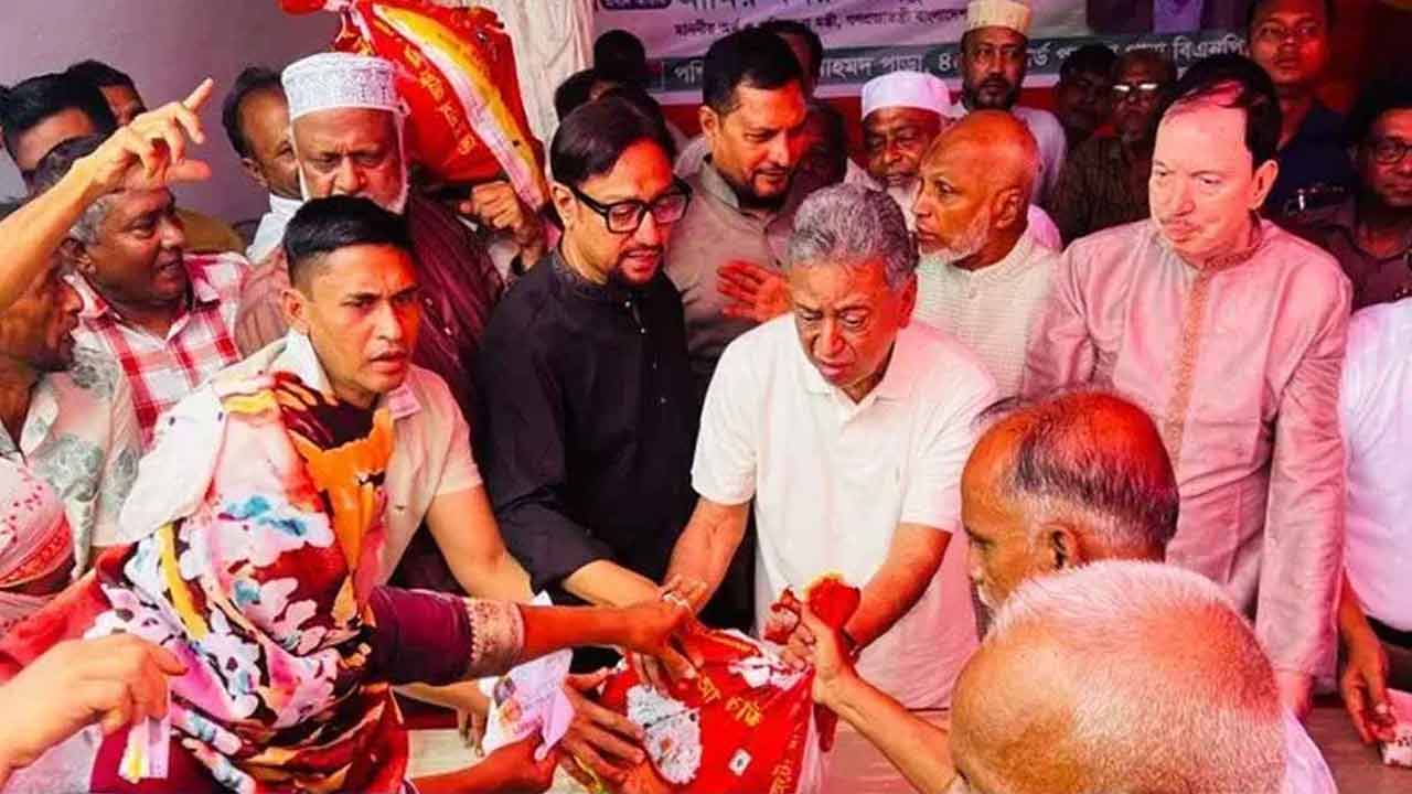 মঞ্চ ভেঙে&nbsp;পড়ে গেলেন অর্থমন্ত্রীসহ কয়েকজন নেতা