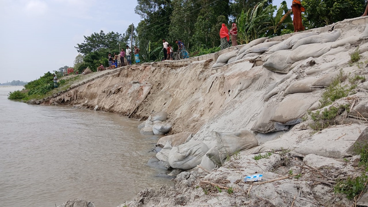 ৪৪৮ কোটি টাকার ব্রহ্মপুত্রের তীররক্ষা বাঁধে ধস, নদপারে আতঙ্ক