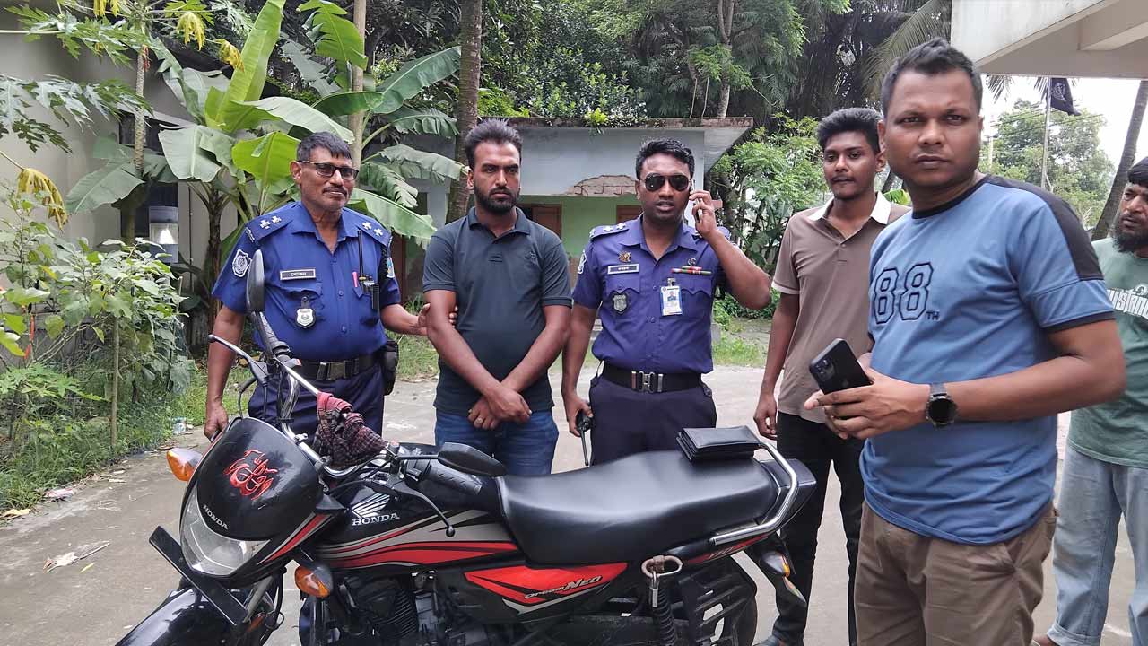 দুই চোরাই মোটরসাইকেল উদ্ধার, চোর&nbsp;চক্রের দুই সদস্য গ্রেপ্তার