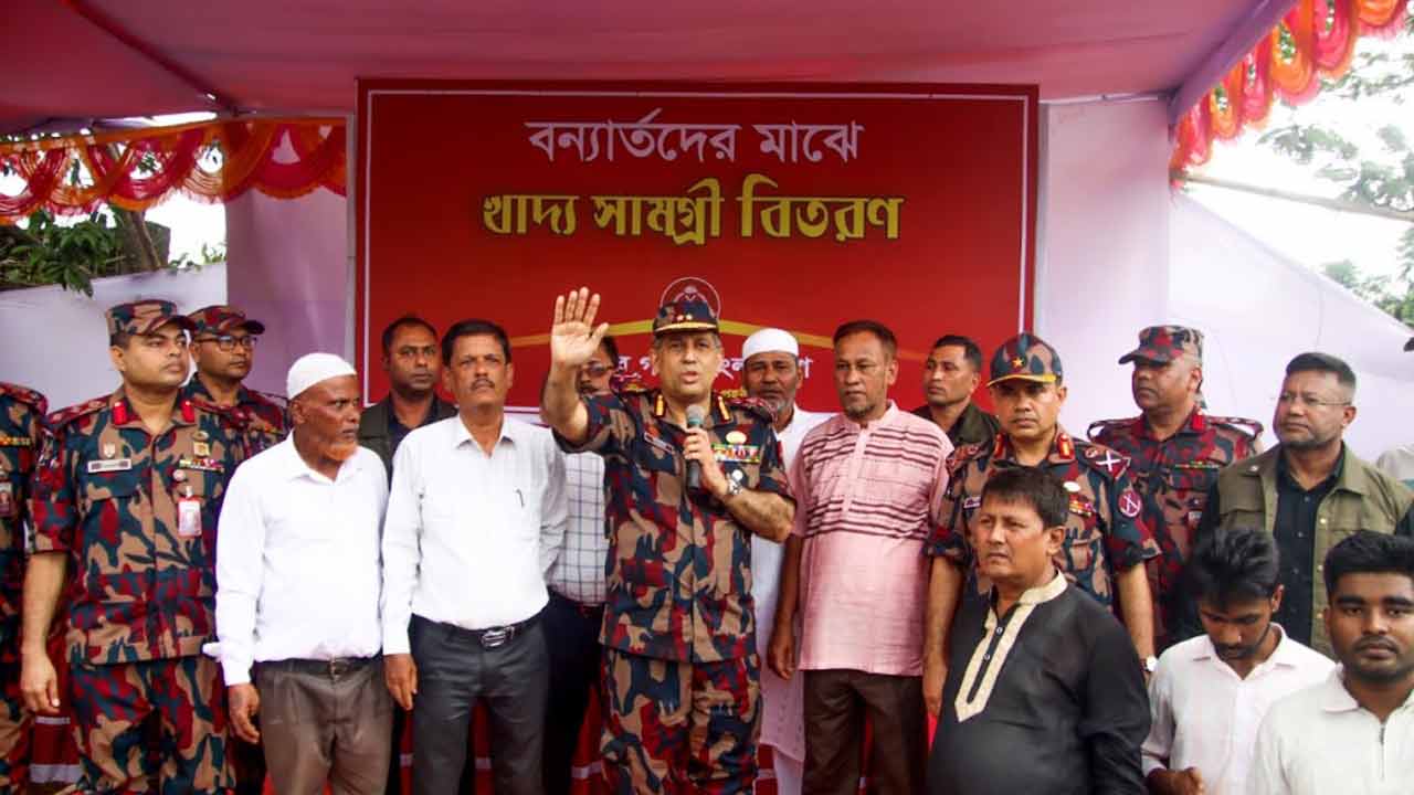 কক্সবাজারে বিজিবি মহাপরিচালকের পরিদর্শন, বন্যাদুর্গতদের মধ্যে ত্রাণ বিতরণ