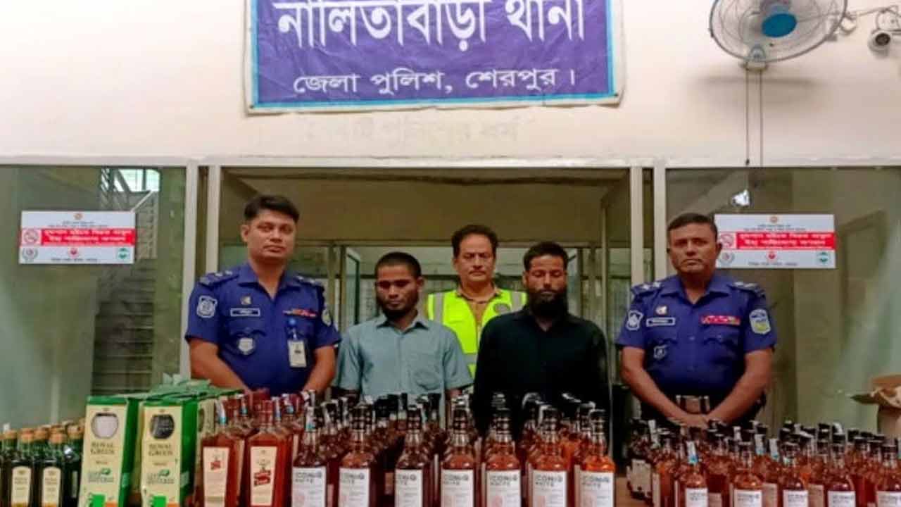 শেরপুরে ভারতীয় মদসহ ২ কারবারি গ্রেপ্তার