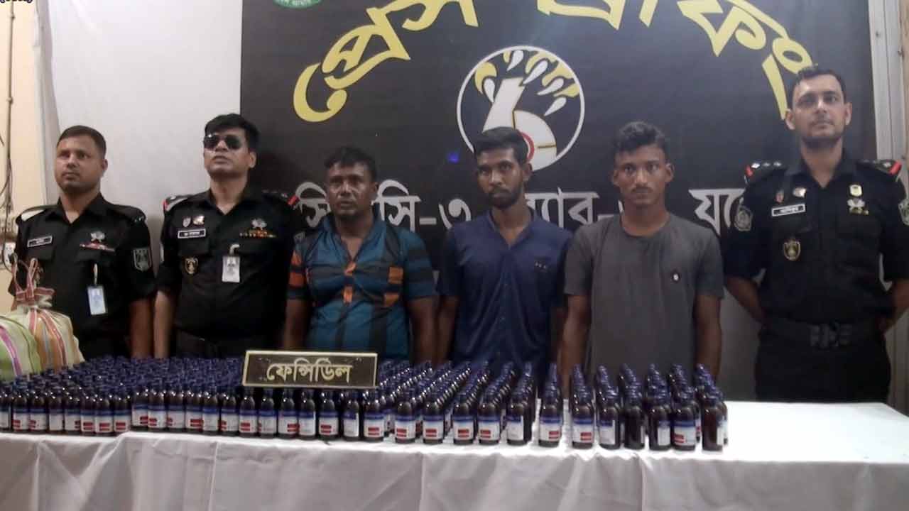 যশোরে&nbsp;১ হাজার ৪৩ বোতল ভারতীয় নিষিদ্ধ সিরাপ উদ্ধার, গ্রেপ্তার ৩
