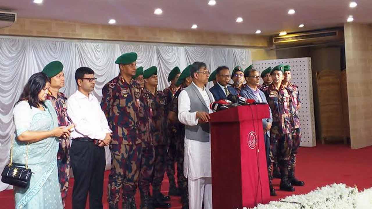 সীমান্ত সুরক্ষায় বিজিবির সক্ষমতা বাড়াবে সরকার: স্বরাষ্ট্রমন্ত্রী