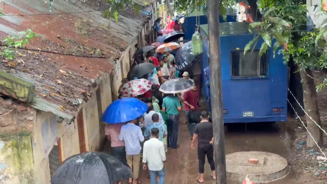 পুলিশের চোখ ফাঁকি দিয়ে ডাকাতি মামলার আসামি চম্পট