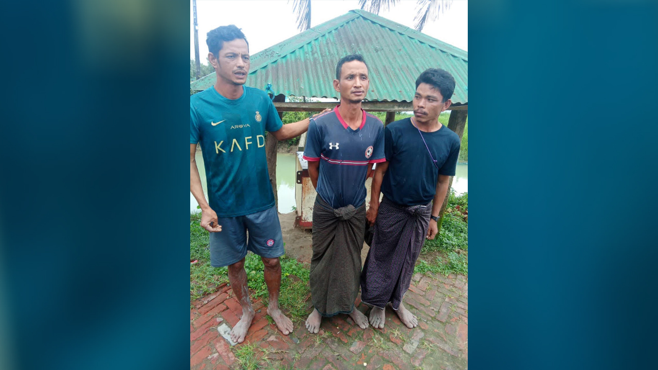 বিজিবির হাতে আটক মিয়ানমার সরকারি বাহিনীর তিন সদস্যকে থানায় হস্তান্তর