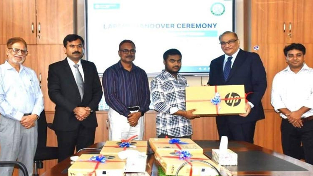 ঢাকায় এসওএস শিশুদের ল্যাপটপ উপহার দিলো পাকিস্তান হাইকমিশন