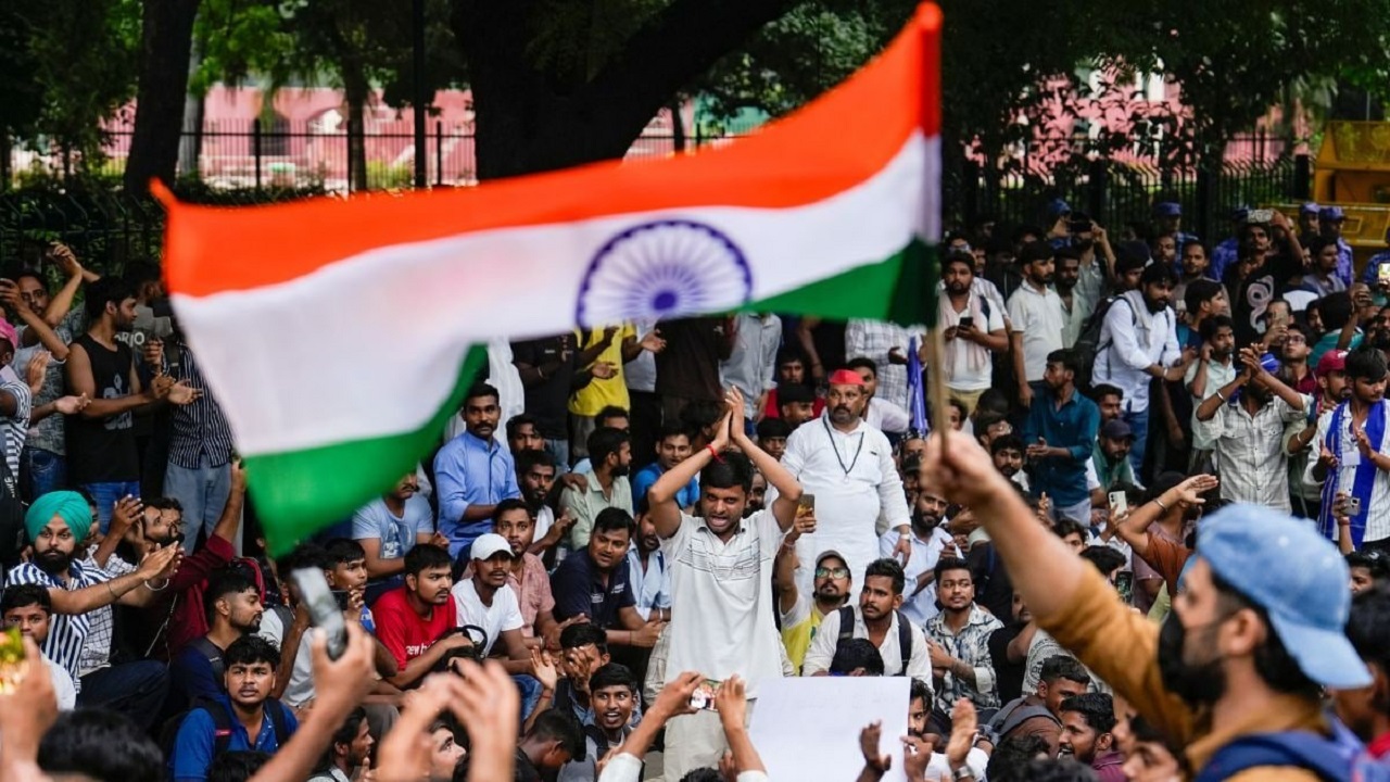 সংসদ অভিমুখে &lsquo;ককরোচরা&rsquo;, চ্যালেঞ্জের মুখে মোদি সরকার