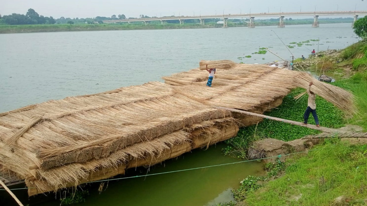 পাটকাঠির কদর বেড়েছে, মাগুরা থেকে ট্রলারভর্তি যাচ্ছে নারায়ণগঞ্জ-বরিশালে