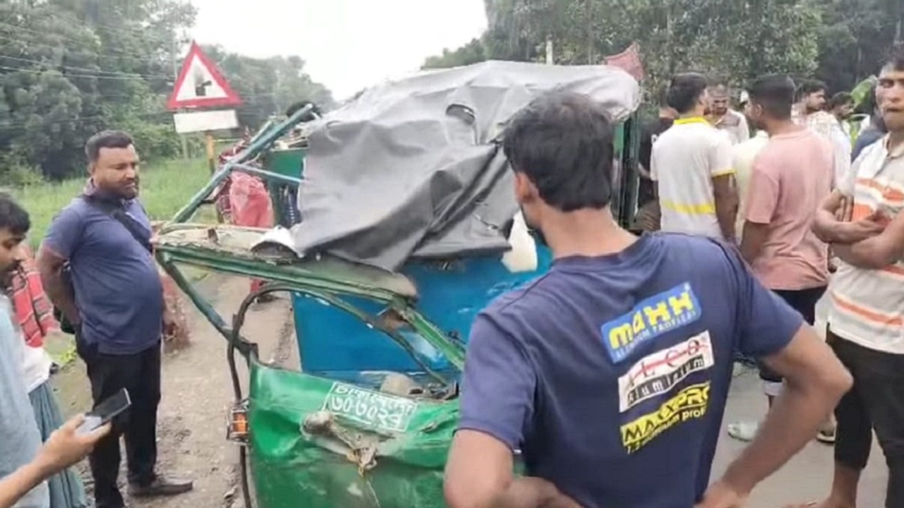 মানিকগঞ্জে ট্রাক-সিএনজির মুখোমুখি সংঘর্ষে একজনের মৃত্যু