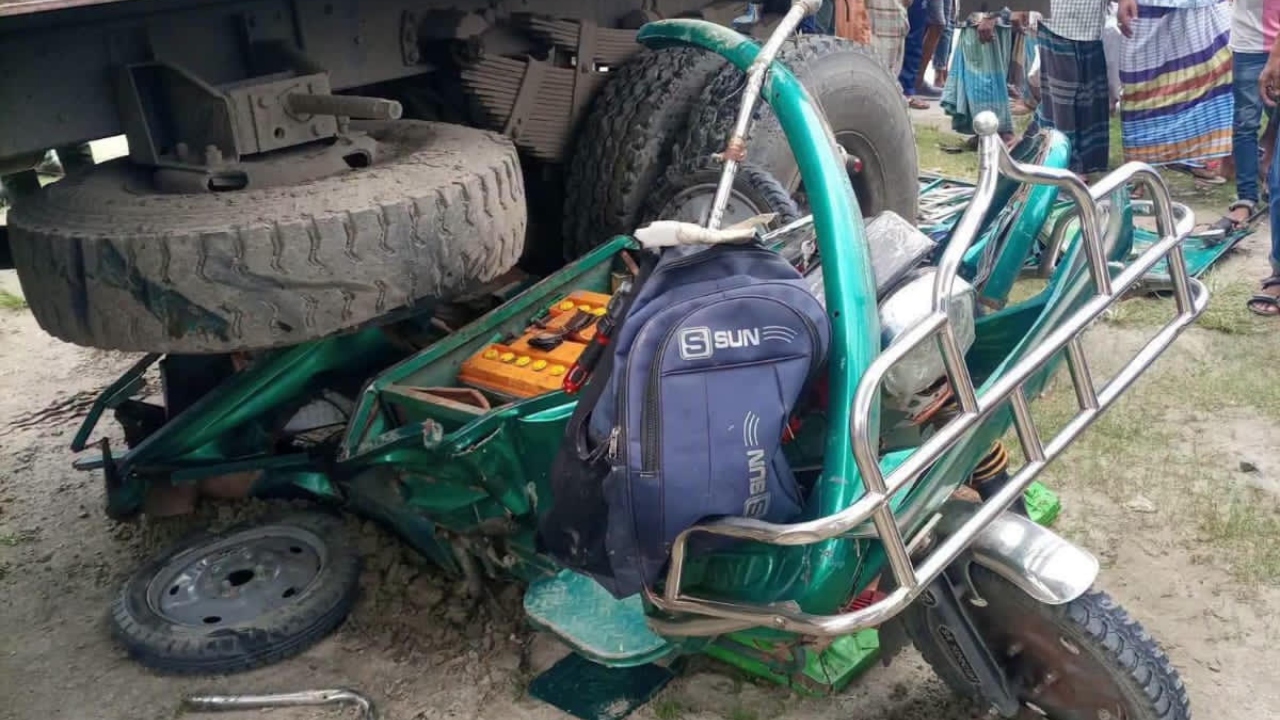 ময়মনসিংহে ট্রাকের ধাক্কায় অটোরিকশার ৩ যাত্রী নিহত, আহত ২
