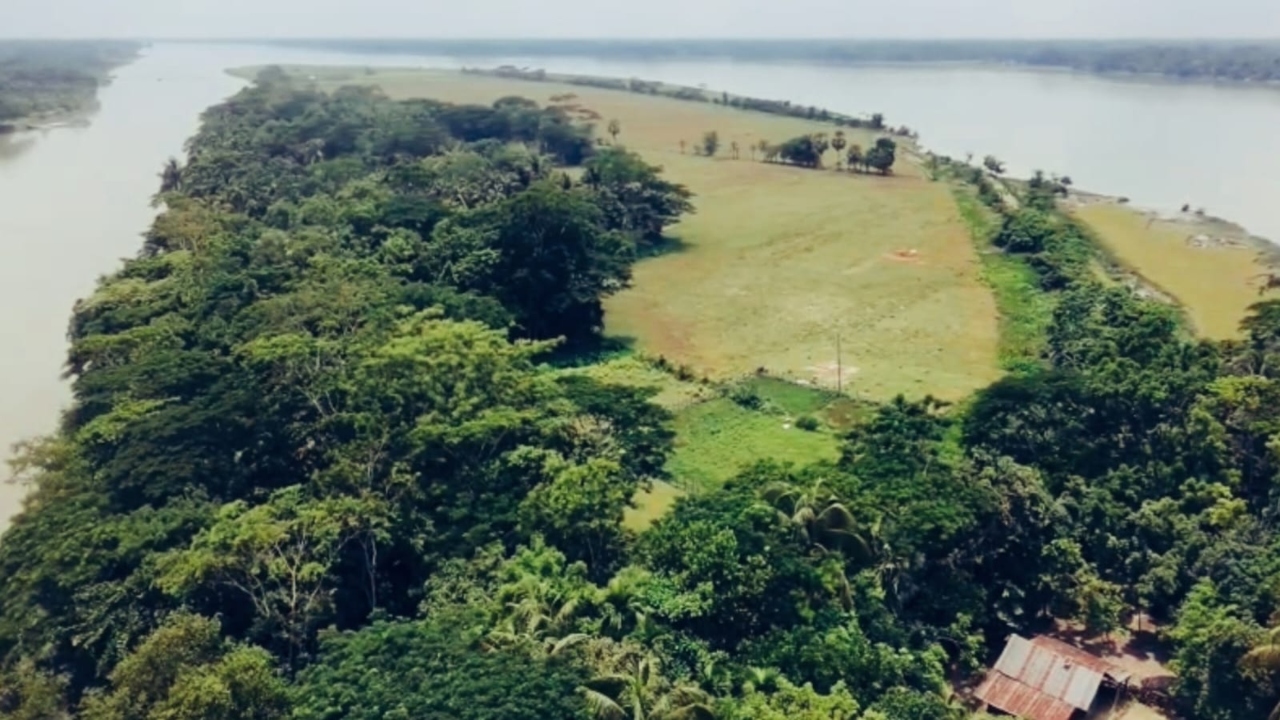 দুই নদীর ভাঙনে মূল ভূখণ্ড থেকে বিচ্ছিন্ন গ্রাম, অবরুদ্ধ ৪৫ পরিবারের জীবন