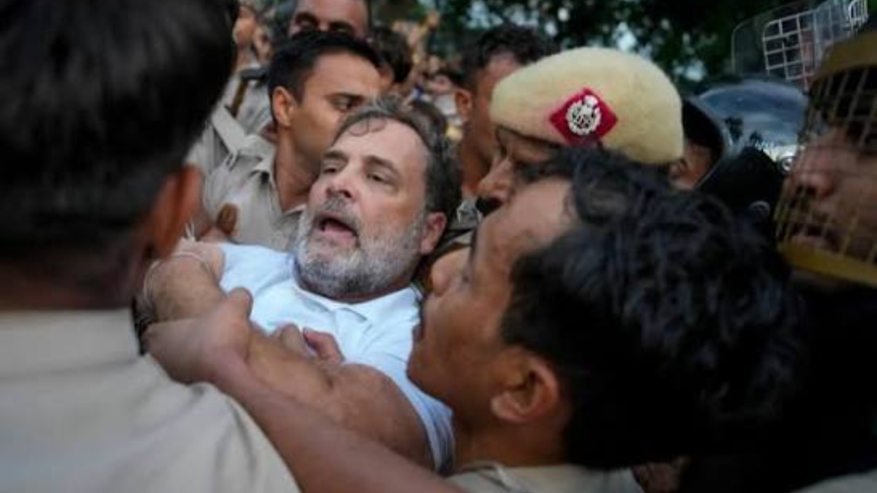 মোদীর বাসভবনের সামনে থেকে রাহুল-প্রিয়াঙ্কাসহ বিরোধী নেতাদের আটক করেছে পুলিশ