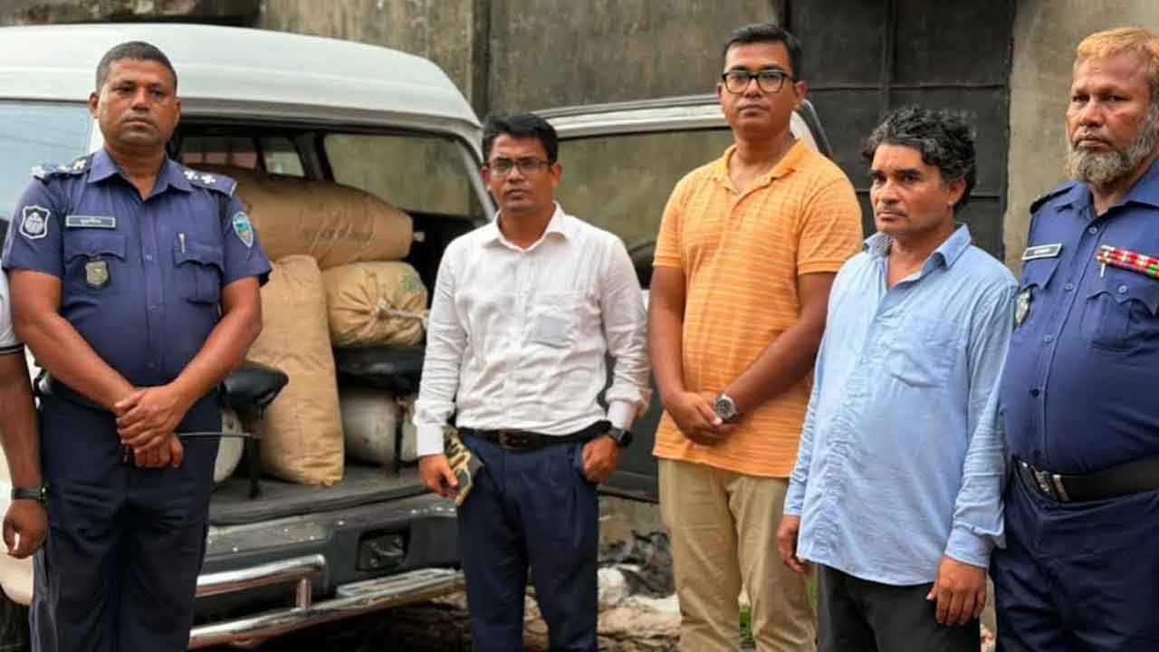 নোয়াখালীতে নিষিদ্ধ পলিথিন কারখানায় অভিযান, জরিমানা ৫০ হাজার টাকা