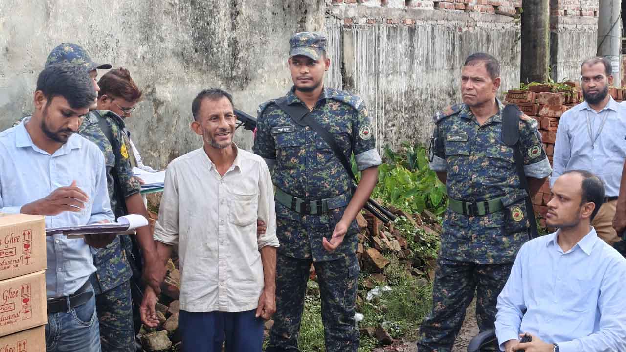 লক্ষ্মীপুরে নকল ঘি তৈরির কারখানায় অভিযান, ৩৮ কার্টন জব্দ