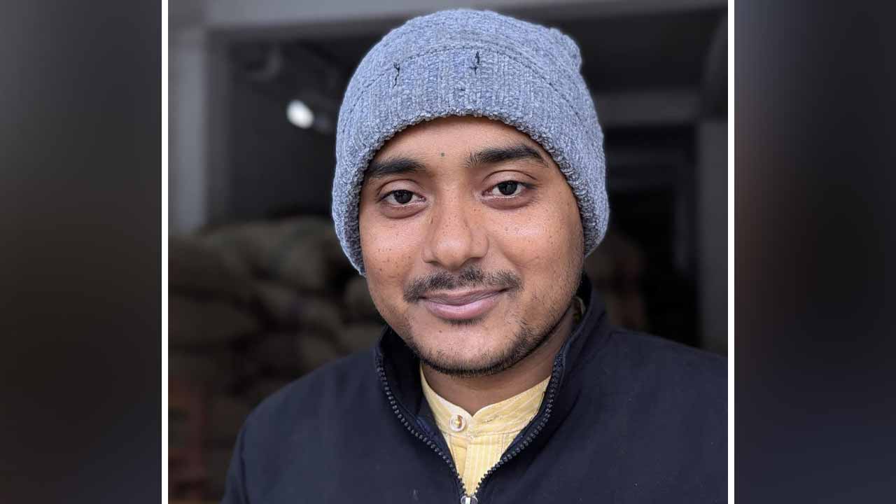 স্ত্রী-সন্তানকে বাঁচাতে গিয়ে বিদ্যুৎস্পৃষ্টে প্রাণ হারালেন স্বামী