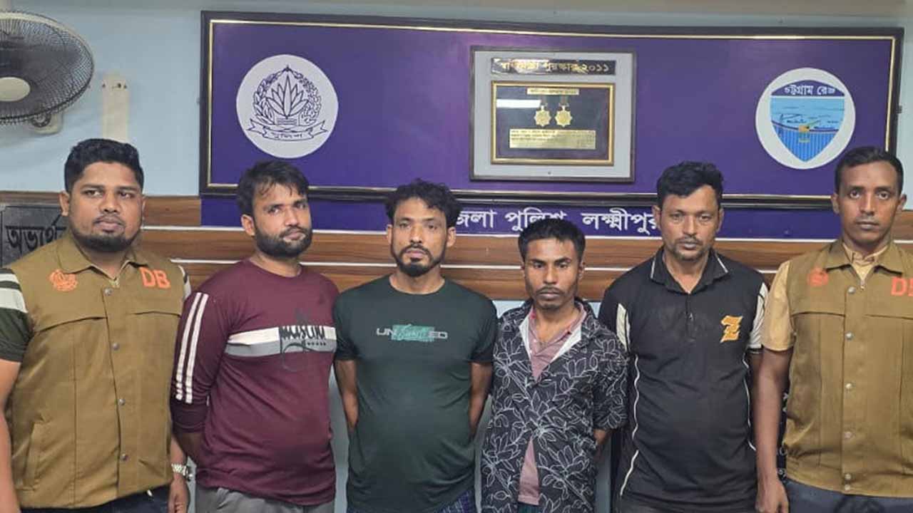 লক্ষ্মীপুরে ডাকাতির প্রস্তুতিকালে দেশীয় অস্ত্রসহ গ্রেপ্তার ৪&nbsp;