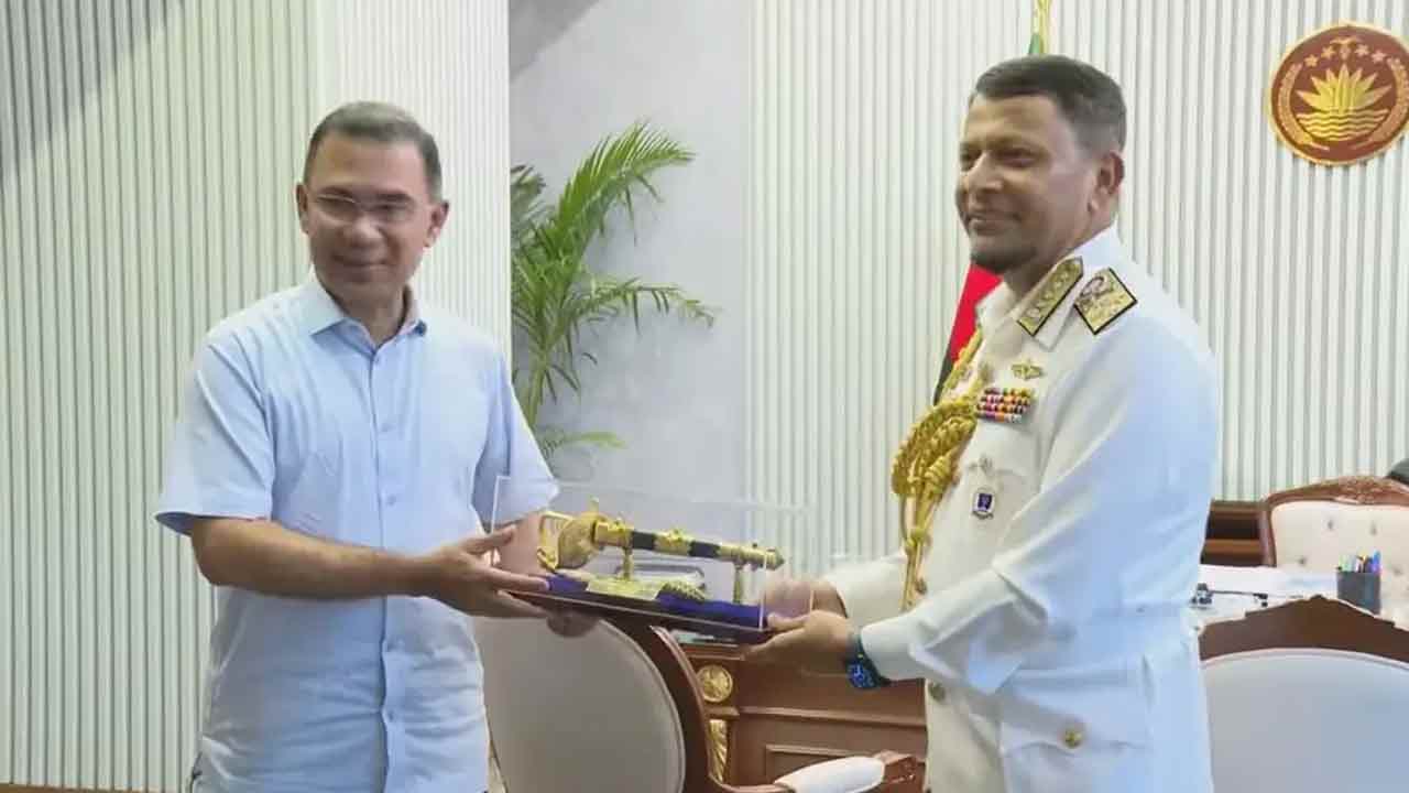 প্রধানমন্ত্রীর সঙ্গে বিদায়ী নৌবাহিনী প্রধানের সাক্ষাৎ