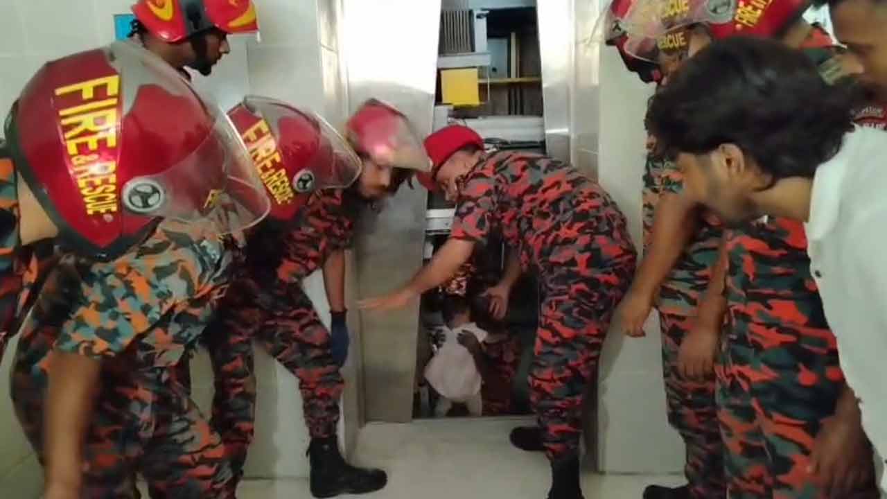 মুন্সীগঞ্জে লিফটে আটকা মা-মেয়েকে উদ্ধার