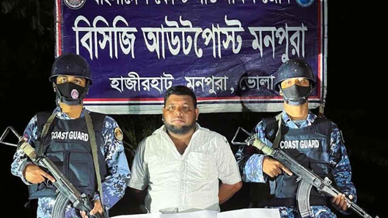মনপুরায় কোস্ট গার্ডের অভিযানে &lsquo;স্বপন বাহিনীর&rsquo; প্রধান আটক, অস্ত্র উদ্ধার