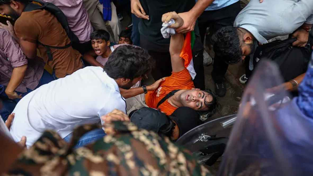 দিল্লিতে বিক্ষোভ ঘিরে সংঘর্ষ, সাময়িকভাবে বন্ধ ইন্টারনেট