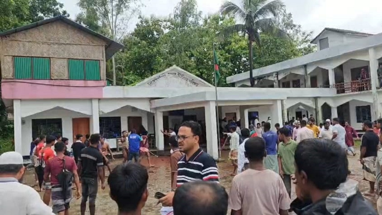 হোয়াইক্যং ইউনিয়ন বিভাজনের বৈঠকে জনতার হামলা-ভাঙচুর