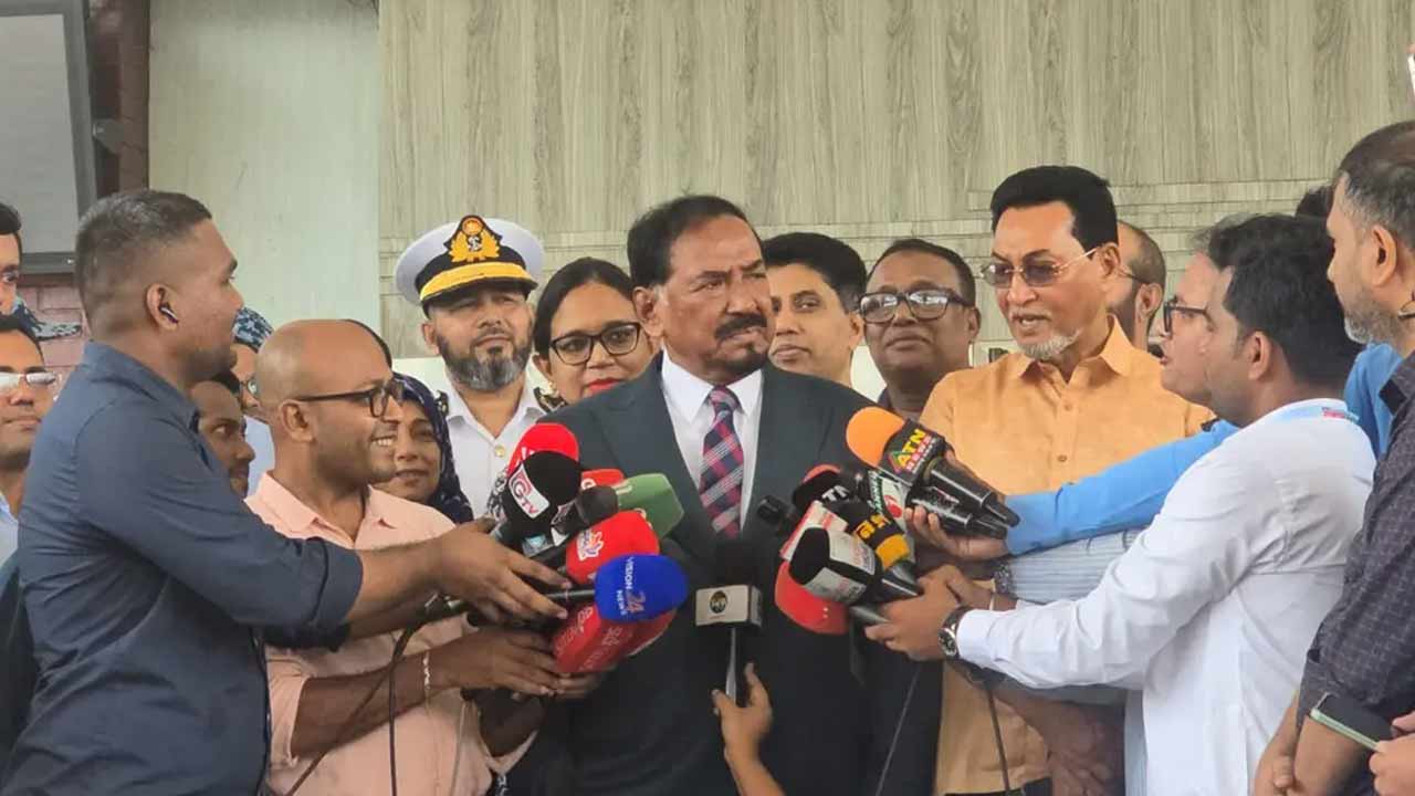 দেশে ফিরে স্পিকার: &lsquo;রাষ্ট্রপতির পদত্যাগ নিয়ে কিছু জানি না&rsquo;