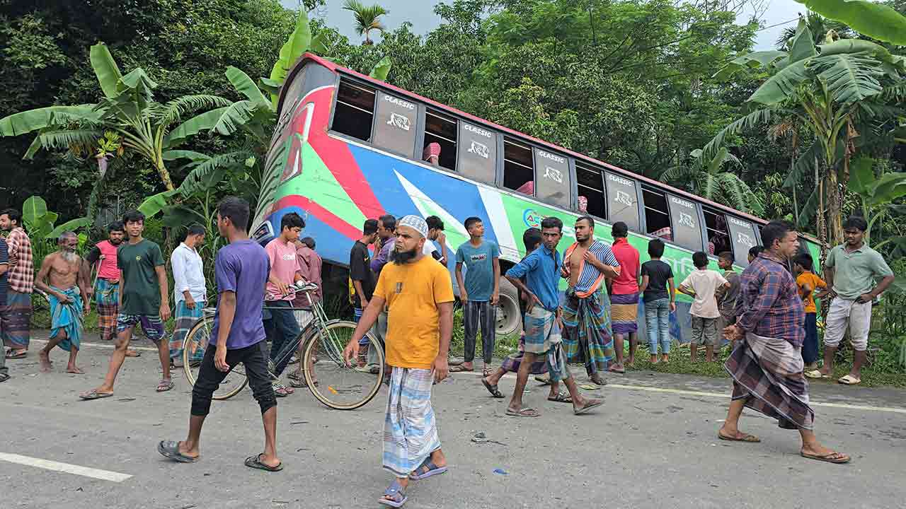 কিশোরগঞ্জে পৃথক সড়ক দুর্ঘটনায় স্কুলশিক্ষার্থীসহ নিহত ২