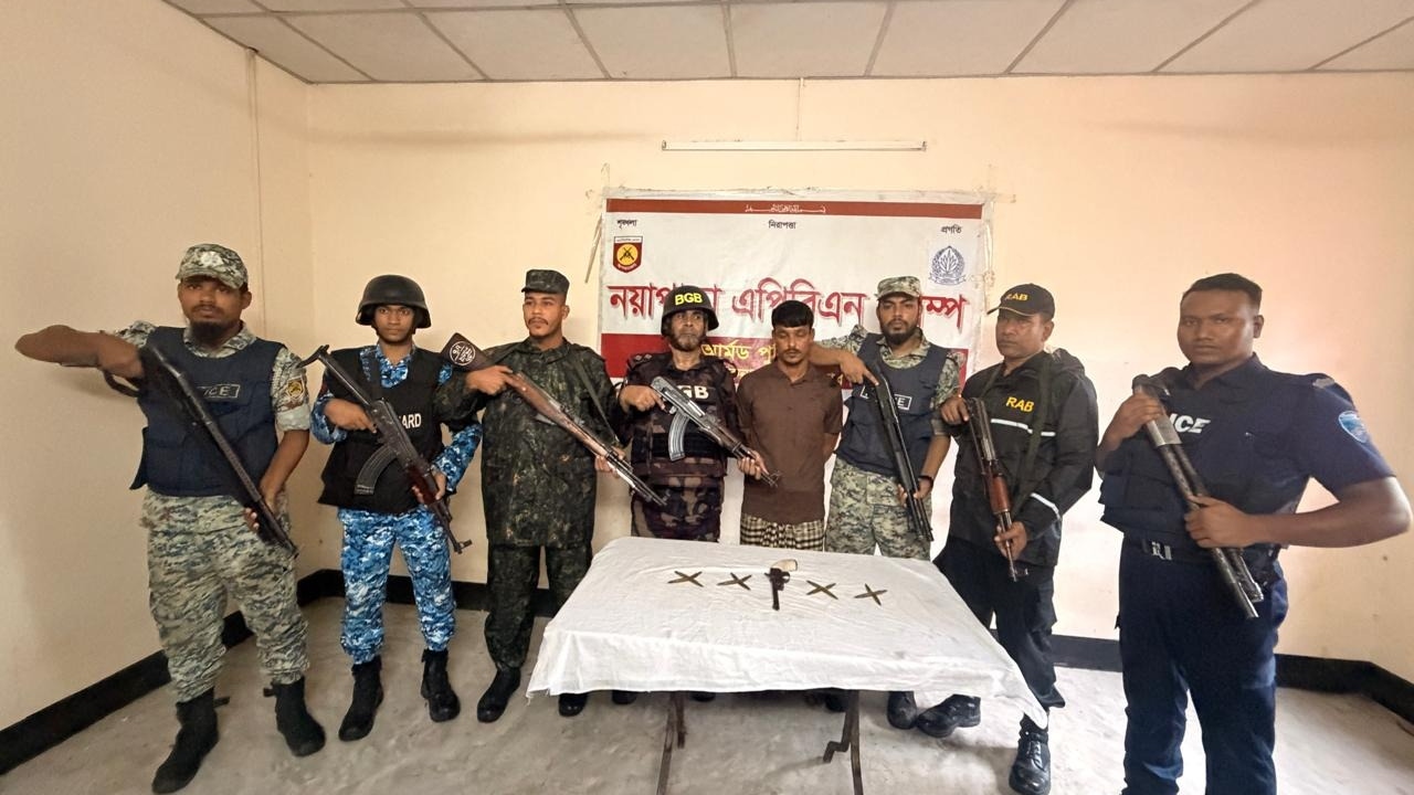টেকনাফের এফডিএমএন ক্যাম্পে যৌথ অভিযান, অস্ত্র-মাদকসহ ৯ জন আটক