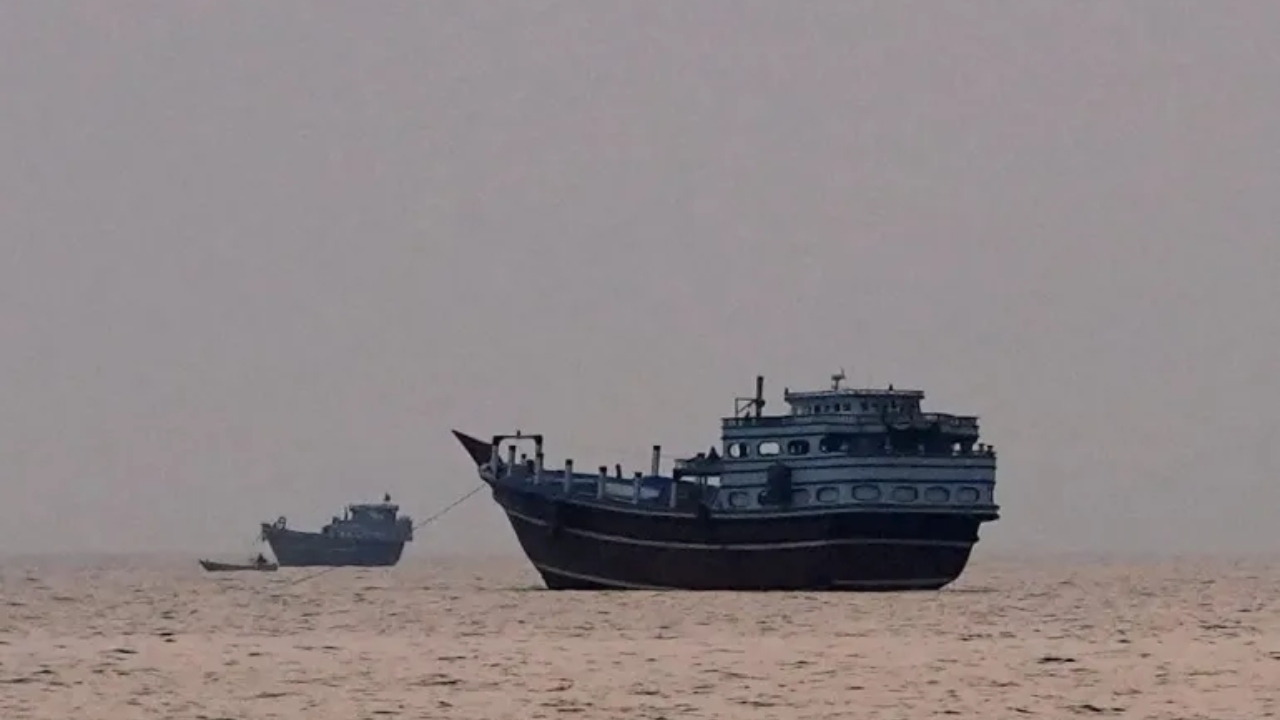 হরমুজ প্রণালির ভবিষ্যৎ নিয়ে তেহরানে ওমানের প্রতিনিধি দল, অব্যাহত যুক্তরাষ্ট্র-ইরান হামলা