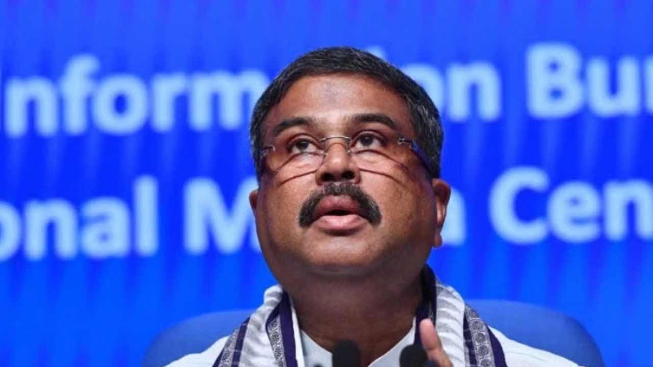 আন্দোলনের মুখে ভারতের শিক্ষামন্ত্রীর পদত্যাগ