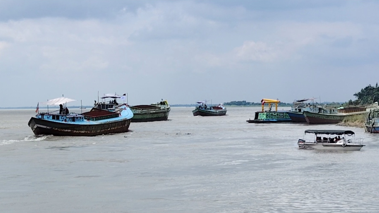 পদ্মা-যমুনায় জলদস্যু আতঙ্ক, নৌযান থামিয়ে চলছে প্রকাশ্য চাঁদাবাজি