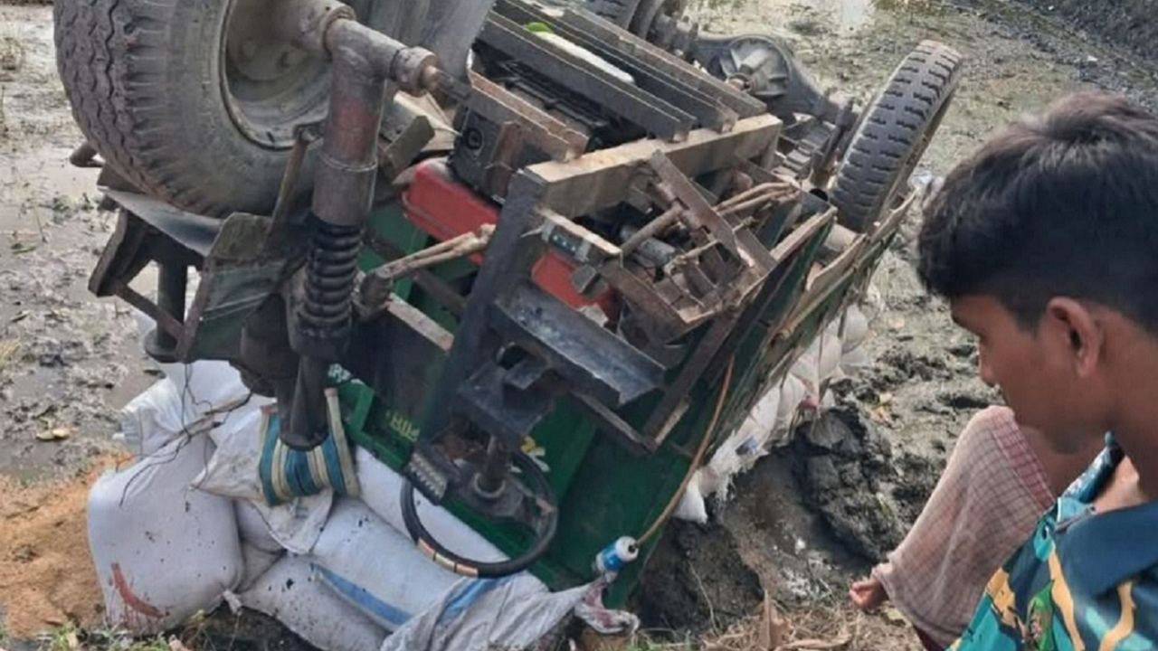 কুড়িগ্রামে নসিমন উল্টে প্রাণ গেল চালকের