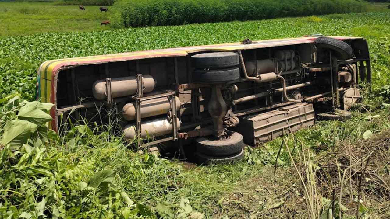 ব্রাহ্মণবাড়িয়ায় যাত্রীবাহী বাস উল্টে খাদে, আহত ১২&nbsp;