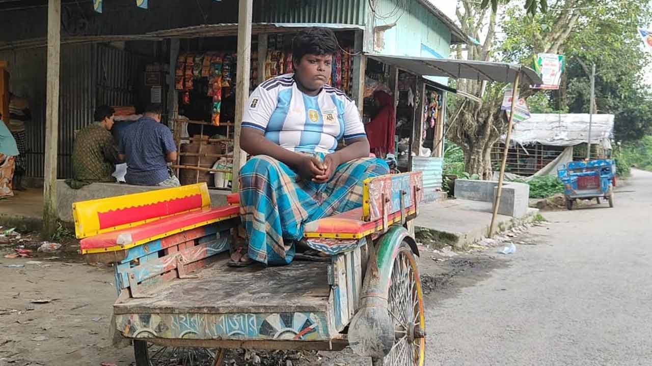 বাবার ওষুধের জন্য ভ্যান চালায় হৃদয়