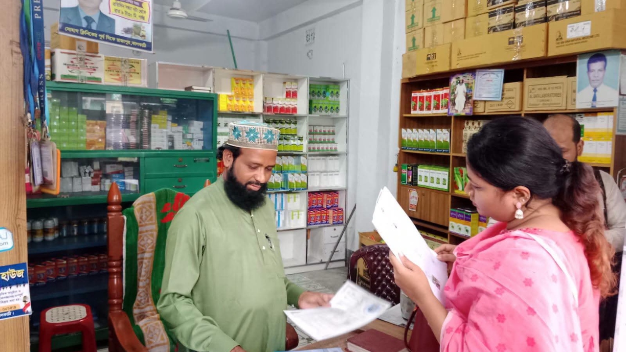 প্রেসক্রিপশন ছাড়াই যৌন উত্তেজক ওষুধ বিক্রি, রাজাপুরে ঔষধ ব্যবসায়ীকে জরিমানা
