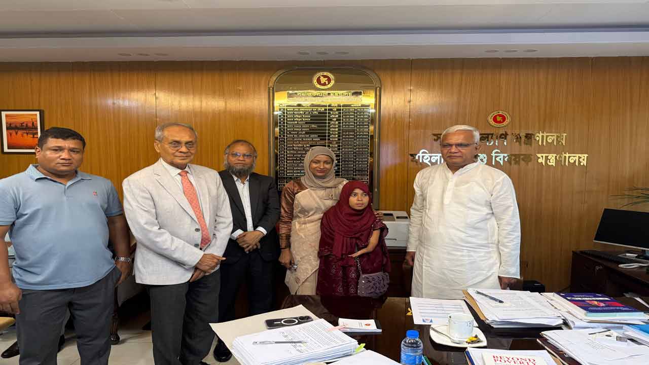 শারীরিক প্রতিবন্ধী নীলার শিক্ষকতা শুরু, কামারখন্দে আনন্দ