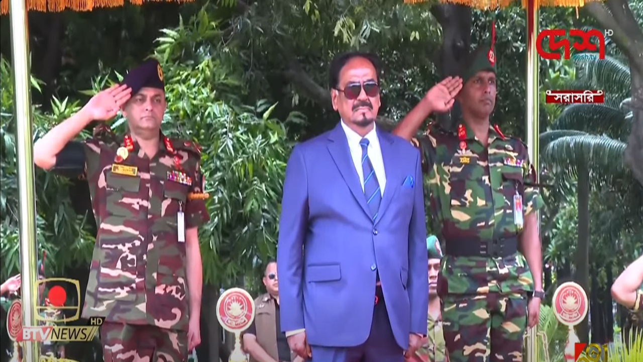 দায়িত্ব গ্রহণের পর প্রথমবার বঙ্গভবনে অস্থায়ী রাষ্ট্রপতি হাফিজ উদ্দিন