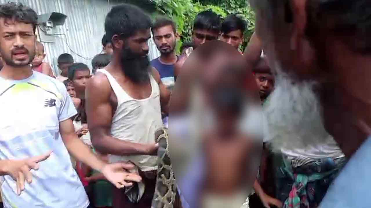 কুড়িগ্রামে লোকালয় থেকে ১০ ফুট লম্বা অজগর উদ্ধার