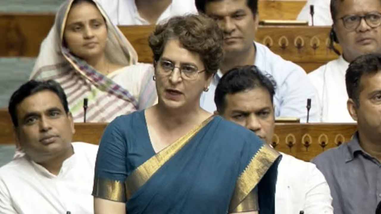 লোকসভায় পরীক্ষা সংস্কারবিষয়ক বিলের ওপর আলোচনায় বক্তব্য দিচ্ছেন কংগ্রেস সংসদ সদস্য প্রিয়াঙ্কা গান্ধী (২৮ জুলাই ২০২৬)। সংগৃহীত ছবি