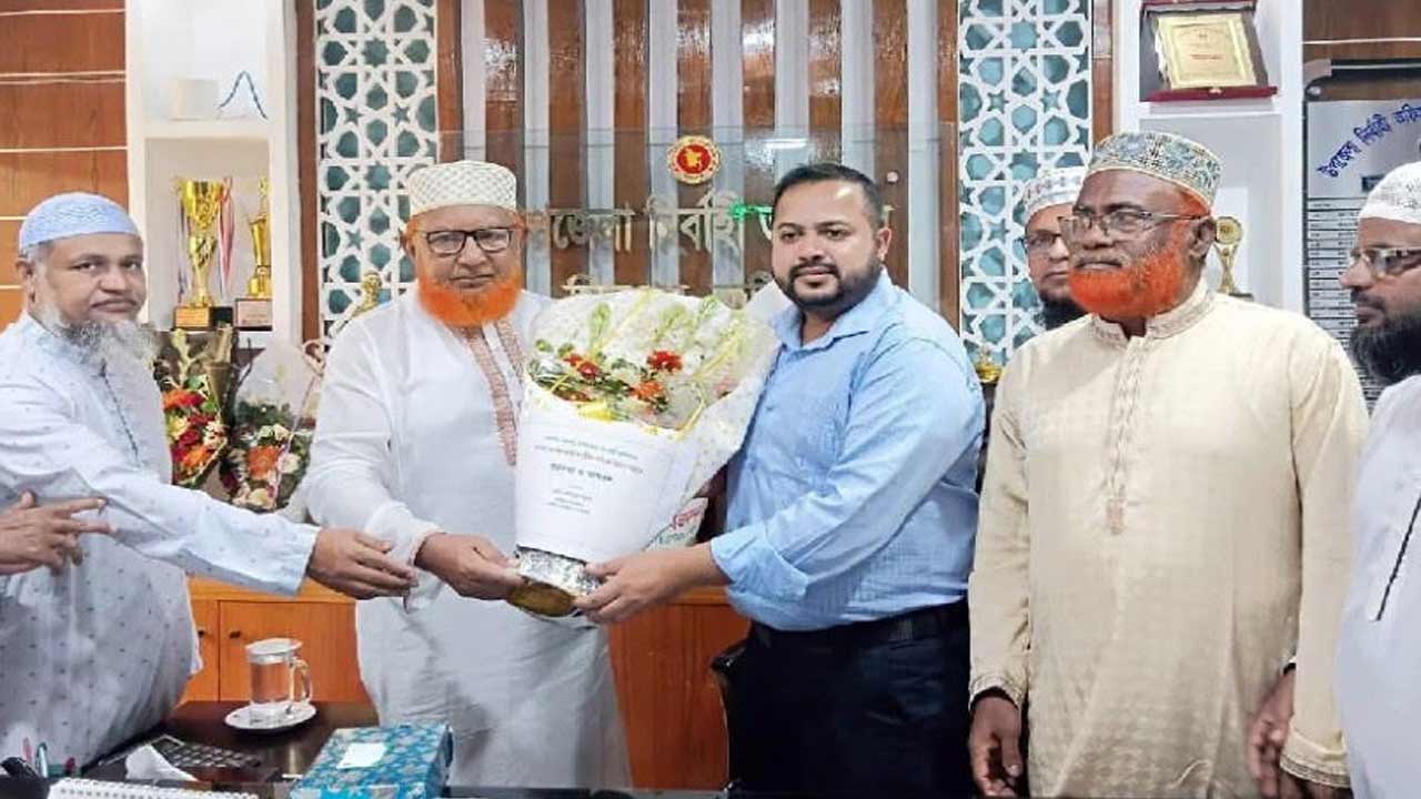 ইউএনওকে এমপির সংবর্ধনা ঘিরে কুষ্টিয়ায় আলোচনা-সমালোচনা