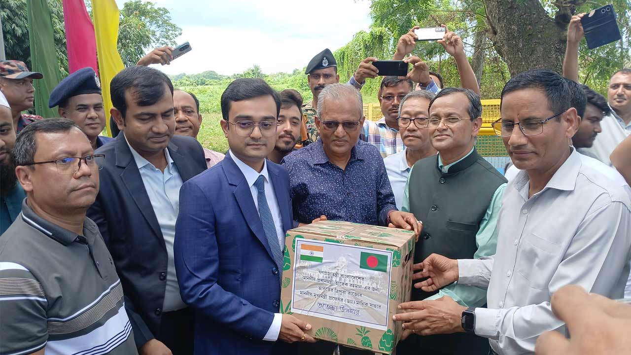 ত্রিপুরার মুখ্যমন্ত্রীর উপহার ৭৮০ কেজি আনারস পেলেন প্রধানমন্ত্রী তারেক রহমান