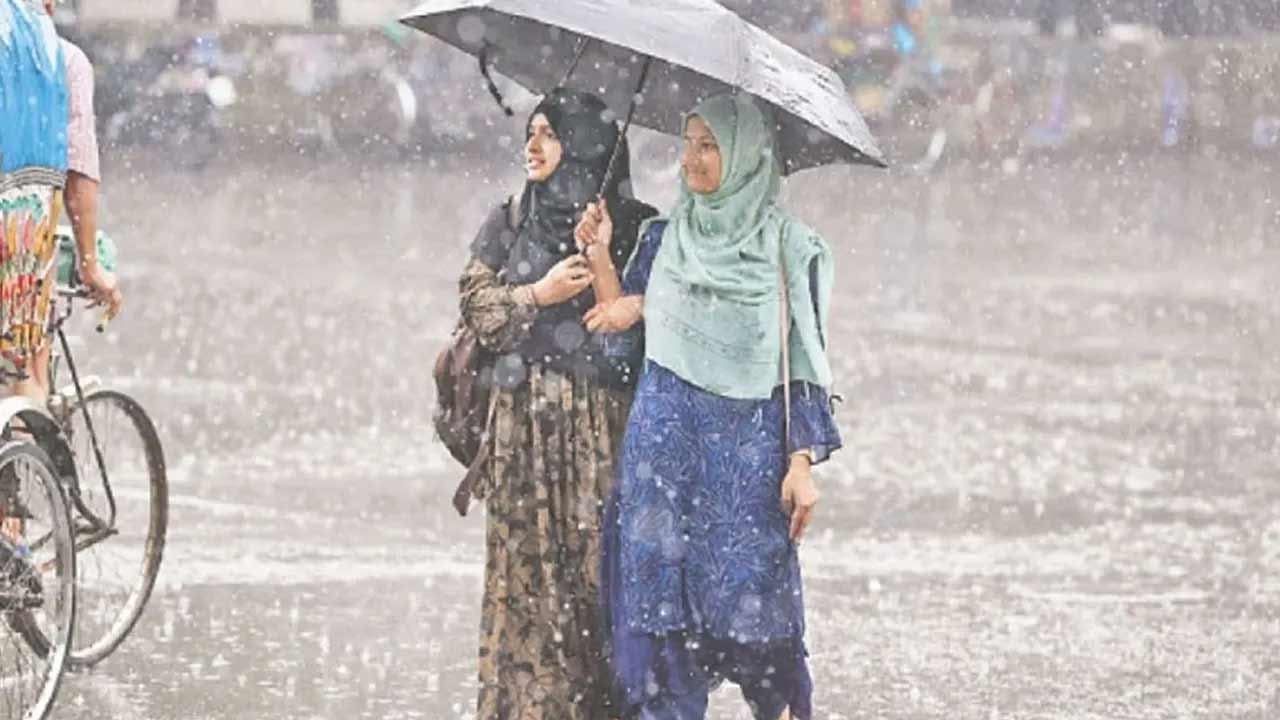 টানা পাঁচ দিন ভারী বর্ষণের আভাস, সব বিভাগে বৃষ্টির পূর্বাভাস